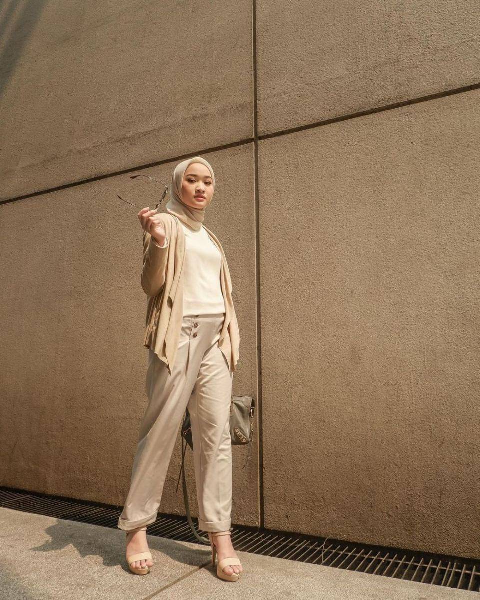 referensi office look dengan warna netral ala Kiara Leswara (instagram.com/kiaraleswara)
