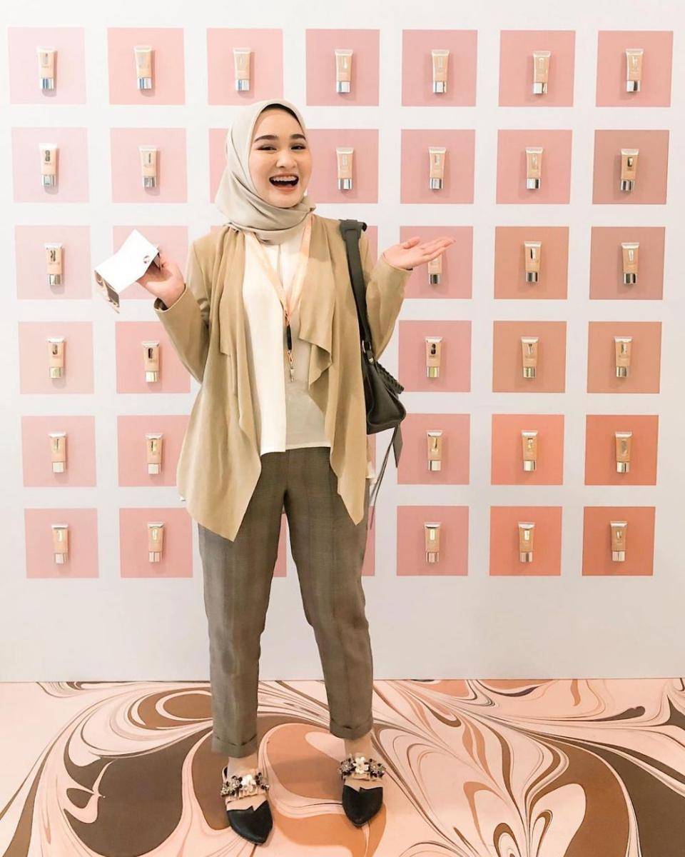 referensi office look dengan warna netral ala Kiara Leswara (instagram.com/kiaraleswara)