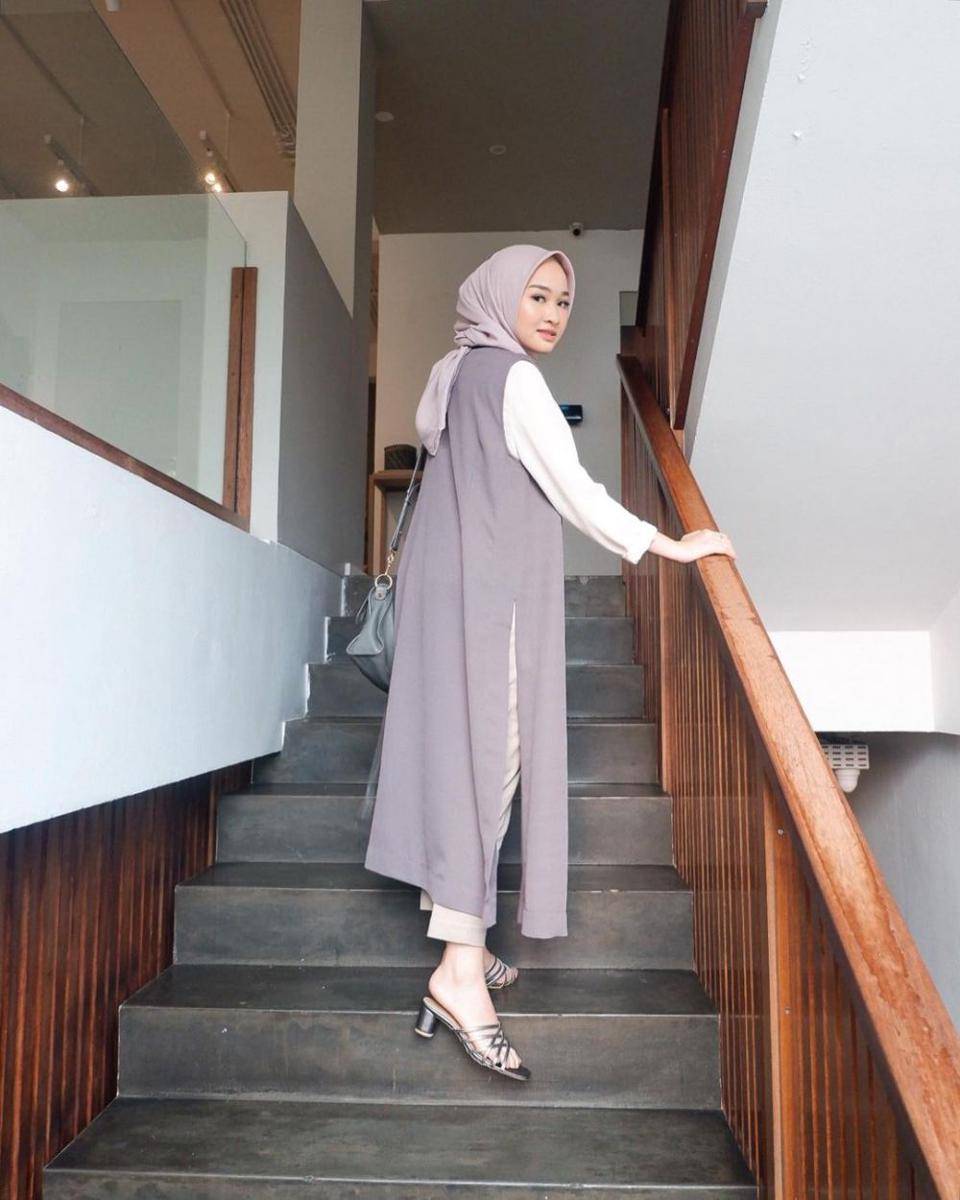 referensi office look dengan warna netral ala Kiara Leswara (instagram.com/kiaraleswara)