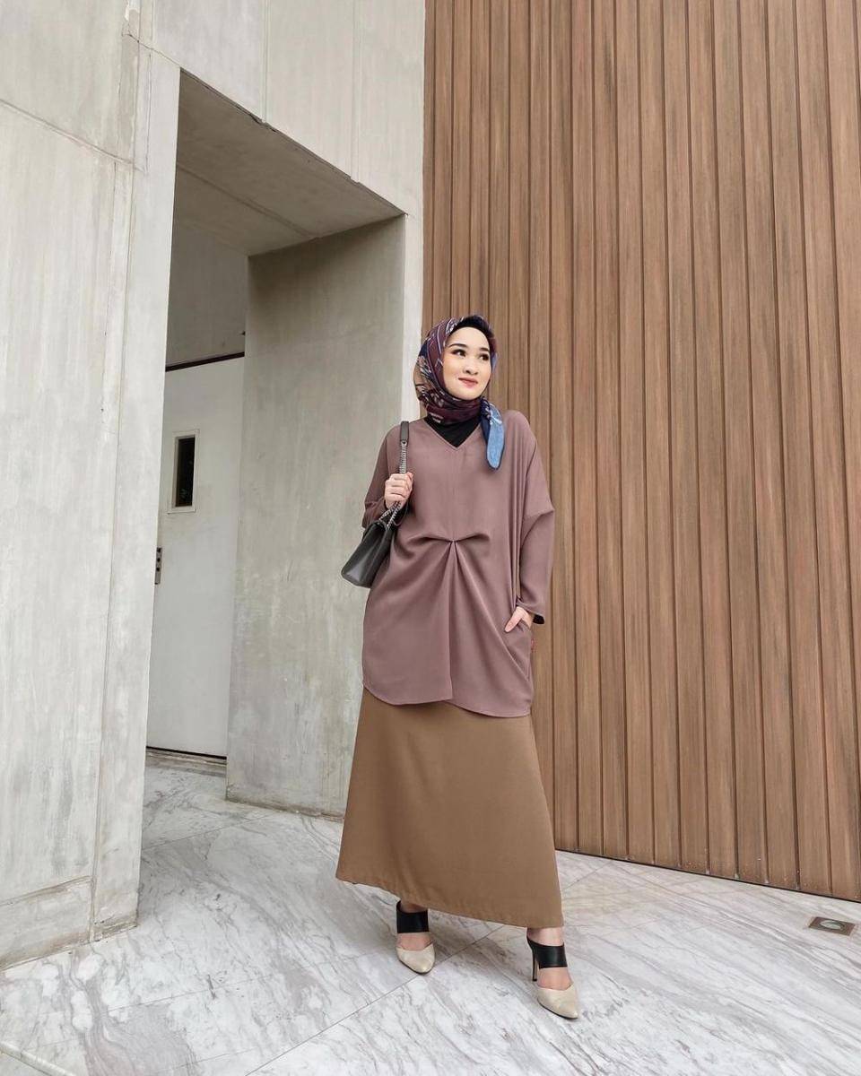 referensi office look dengan warna netral ala Kiara Leswara (instagram.com/kiaraleswara)