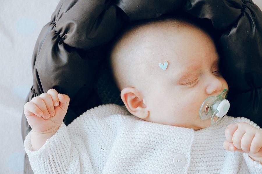 Bayi Boleh Tidur Pakai Bantal atau Tidak? Begini Anjurannya