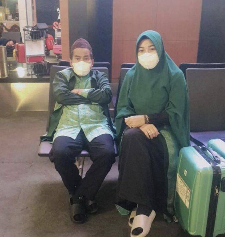 Momen Bopak Castello Umrah Bareng Istri. (instagram.com/bopakcastello_new)