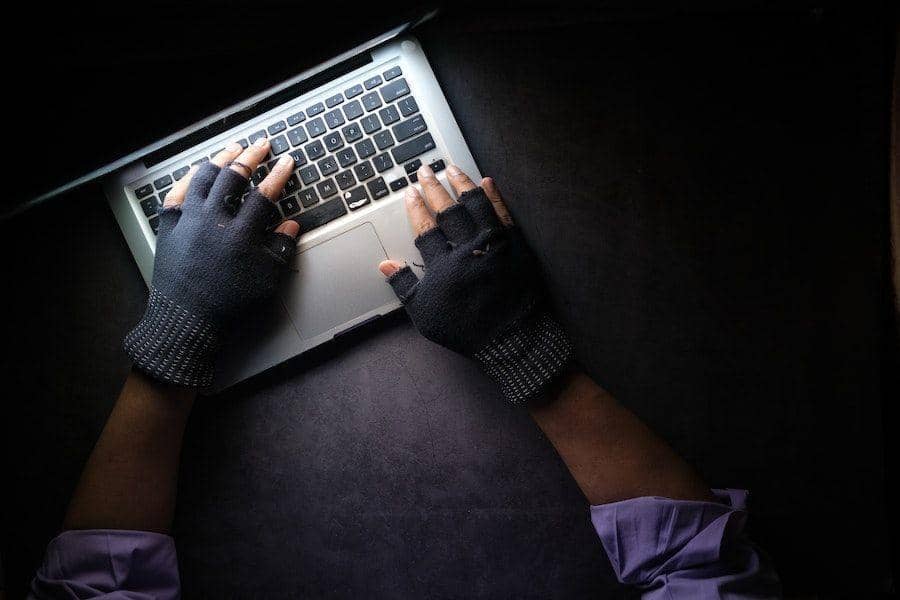 8 Cara Sadap HP Pasangan, Gunakan dengan Bijak