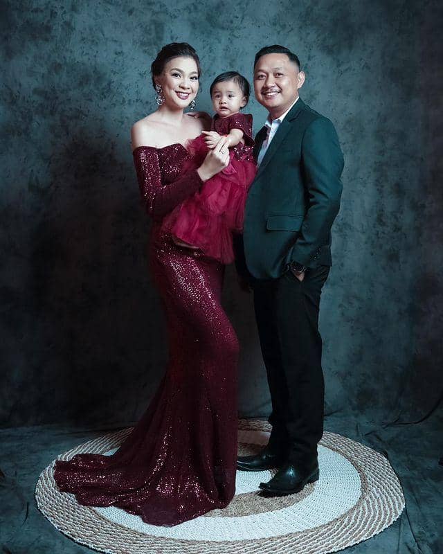 Potret Beauty Queen Tanah Air Saat Rayakan Natal 2022 (Instagram.com/keziawarouw)