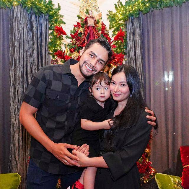OOTD Artis Pria Saat Rayakan Natal 2022 (Instagram.com/asmirandah89)