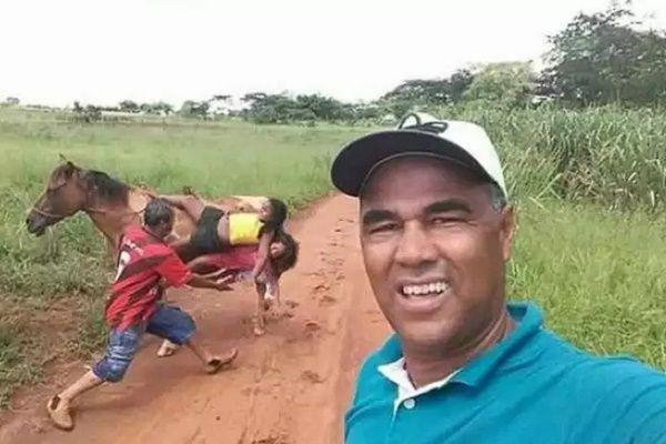 15 Potret Orang Selfie di Momen yang Salah, Hasilnya Fail Banget