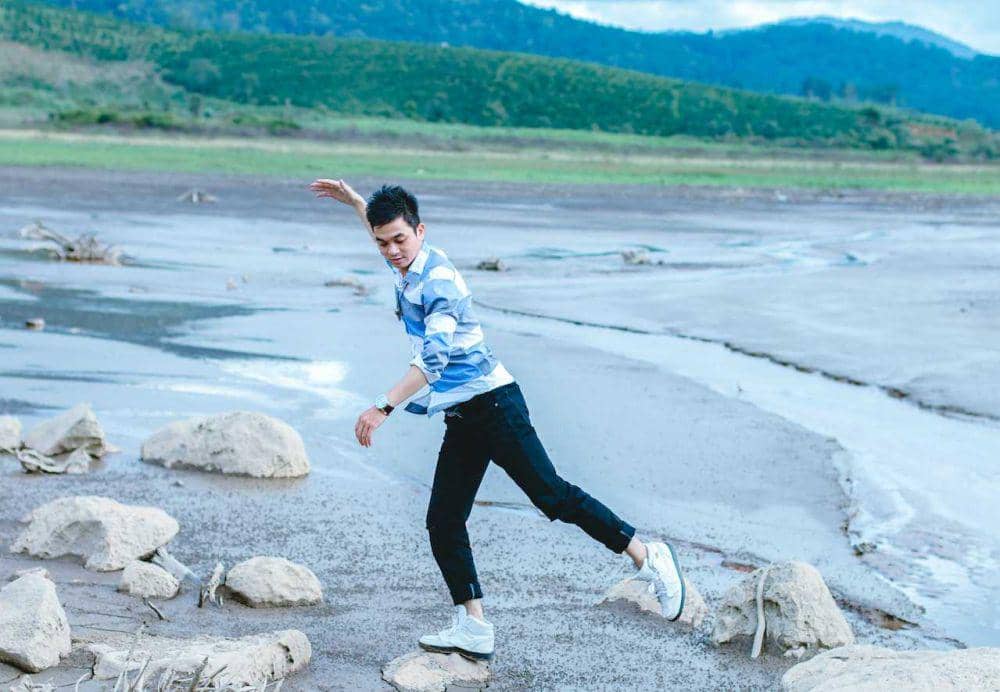 ilustrasi memijak batu (pexels.com/THIS IS ZUN)