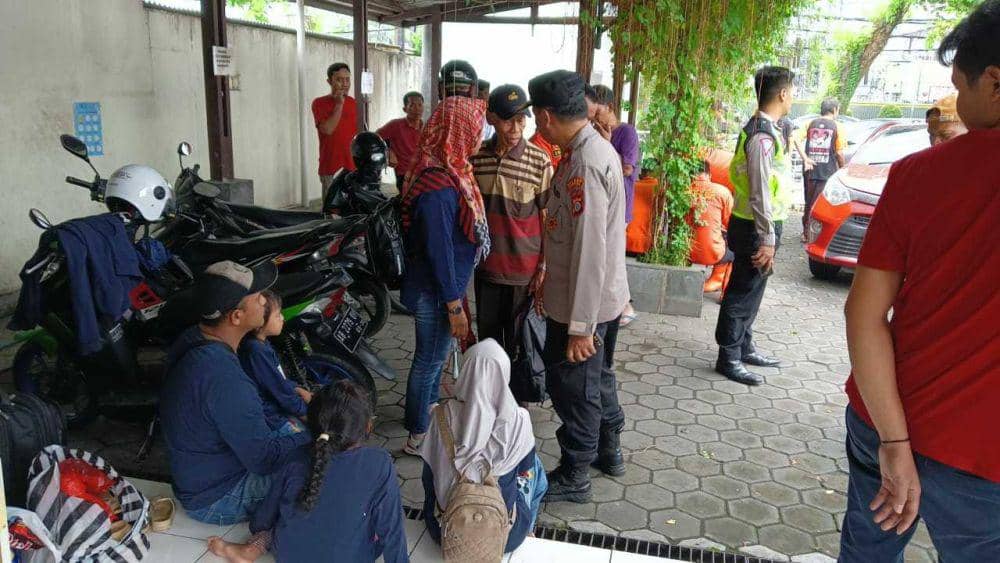 Penumpang mobil yang nahas tertimpa pohon. (Dok. Polres Bantul)