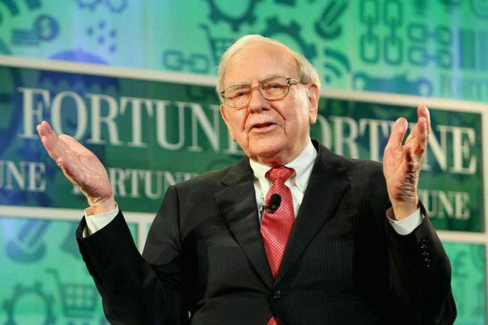 ilustrasi Warren Buffett berpidato (investopedia.com)