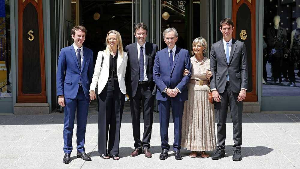 ilustrasi Bernard Arnault dan keluarganya (robbreport.com)