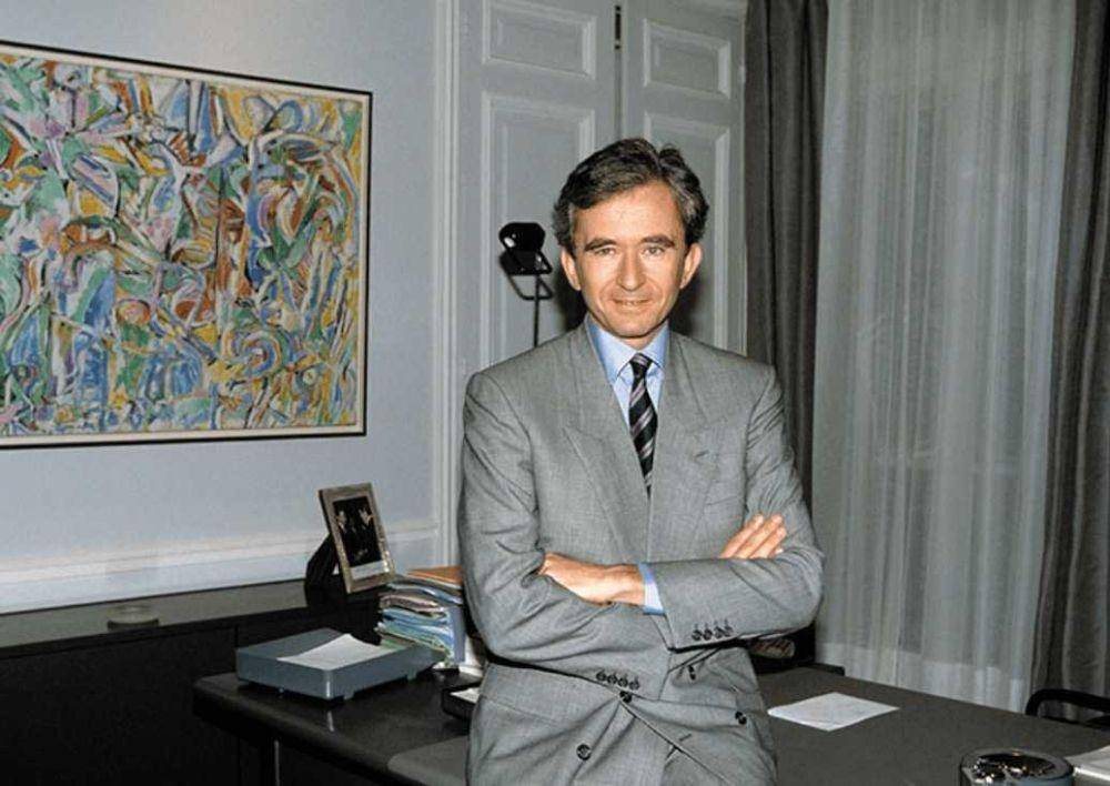ilustrasi Bernard Arnault di ruang kerjanya (ghgossip.com)