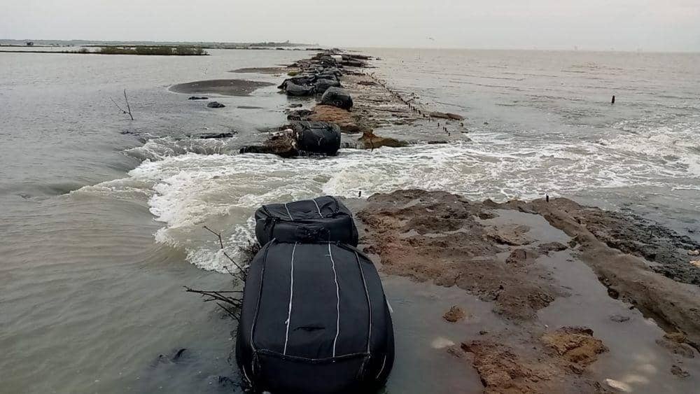 Sering Banjir Rob, Warga Pesisir Karawang Membutuhkan Turap