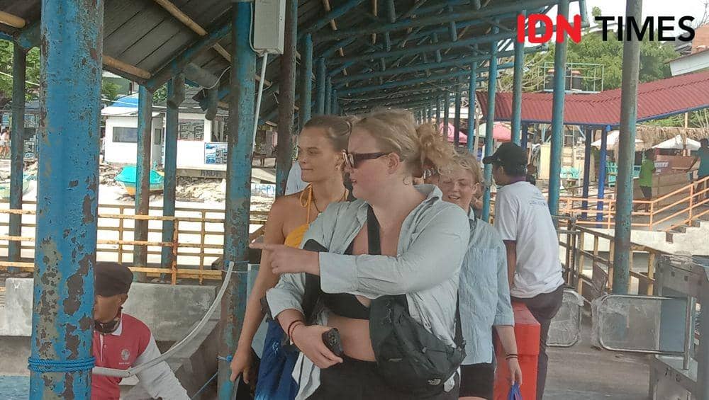 Wisatawan mancanegara saat berlibur di Gili Trawangan Lombok Utara. (IDN Times/Muhammad Nasir)