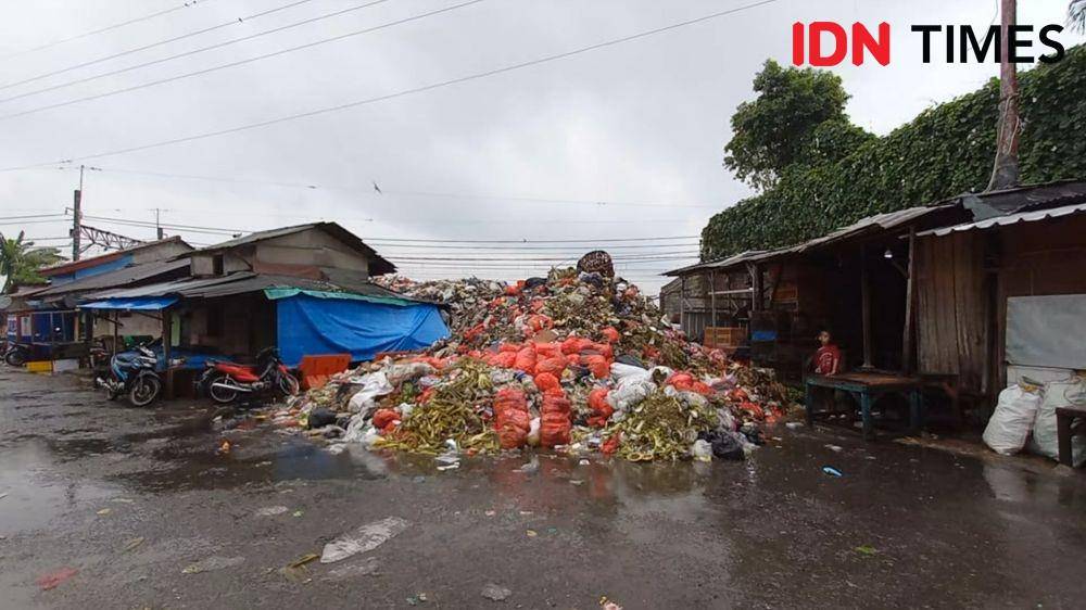 Tumpukan sampah yang berada di TPS sementara UPT Pasar Kemirimuka, Kecamatan Beji, Kota Depok. (IDNTimes/Dicky)