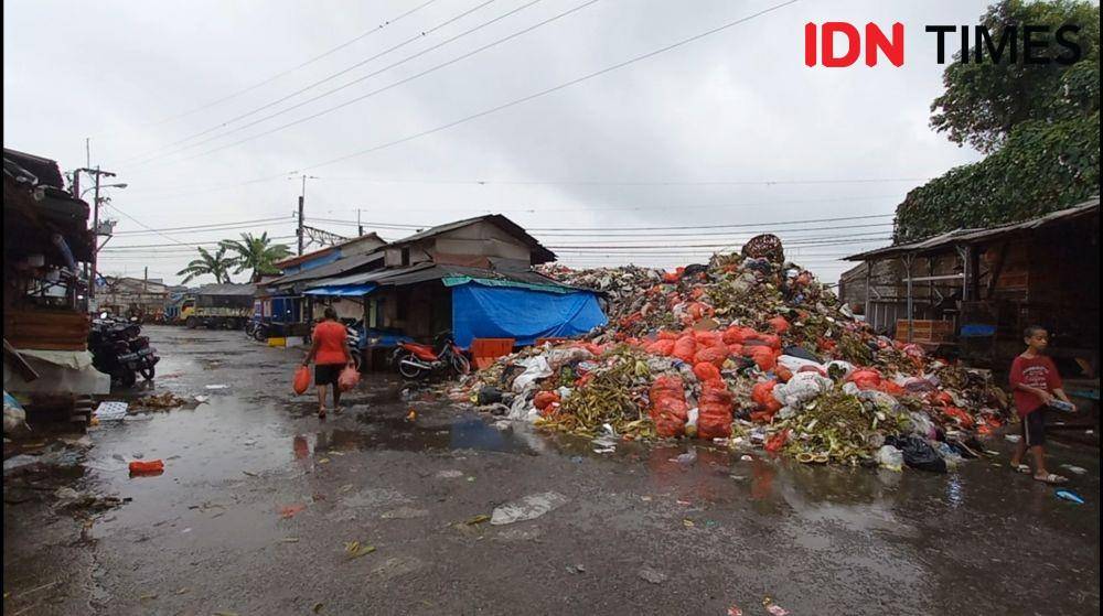 Tumpukan sampah yang berada di TPS sementara UPT Pasar Kemirimuka, Kecamatan Beji, Kota Depok. (IDNTimes/Dicky)