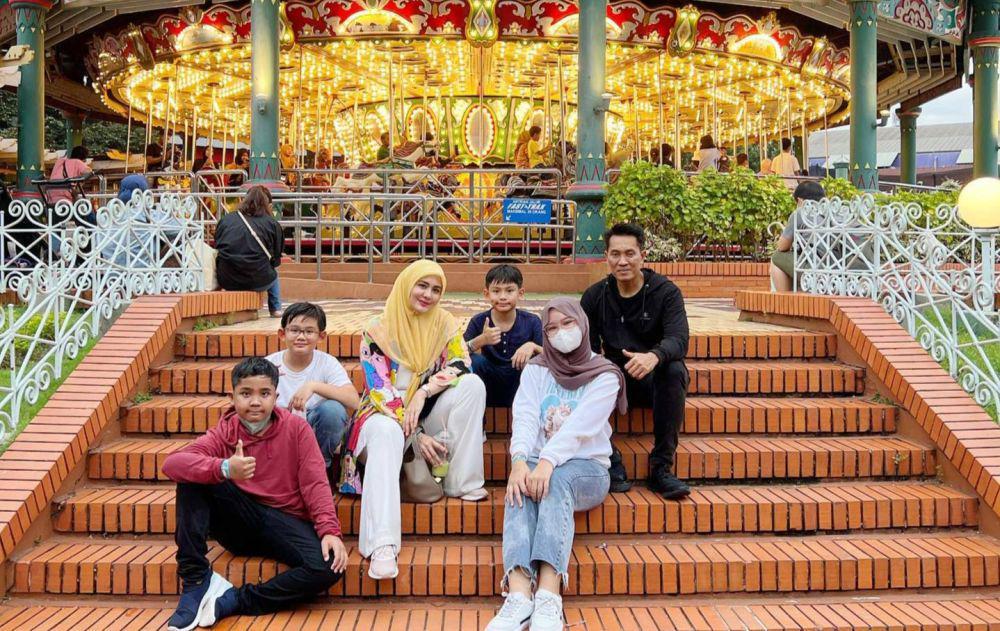 9 Potret Juliana Moechtar Liburan di Dufan, Gandeng Suami dan Anak!
