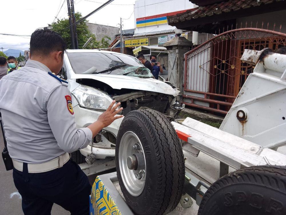 Mobil Suzuki Ertiga yang terlibat kecelakaan diangkut menggunakan mobil derek Dishub Kota Mataram ke Unit Lakalantas Polresta Mataram. (dok. Polresta Mataram)