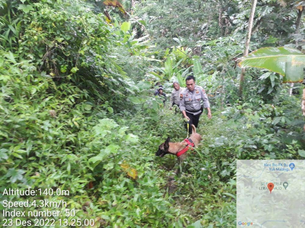 Polisi mencari keberadaan Sukarni dengan bantuan anjing pelacak. (IDN Times/Humas Polres Malang)