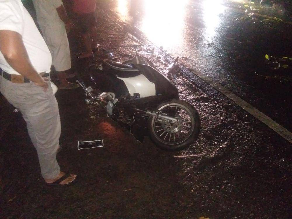 Sepeda motor korban yang menabrak truk Fuso. (dok. Polsek Narmada)