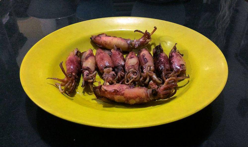 cumi goreng (commons.wikimedia.org/Gunawan Kartapranata)