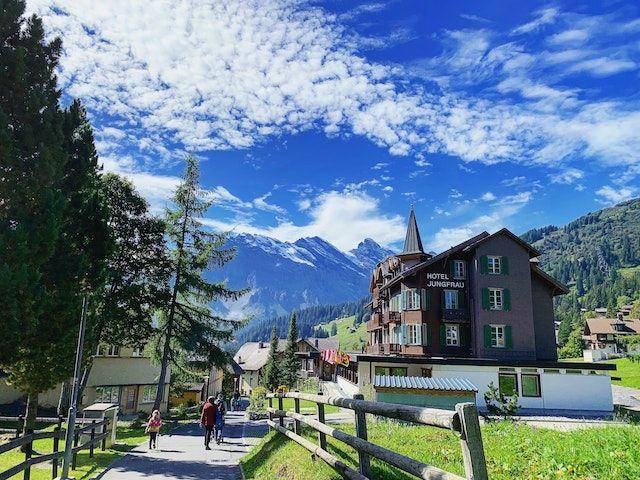 ilustrasi damainya negara Switzerland (pexels.com/Alvin Xue)