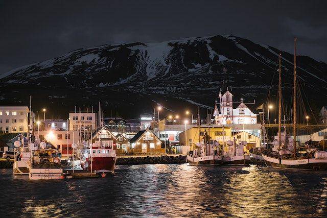 ilustrasi indahnya pelabuhan Husavik di Iceland (paxels.com/ArtHouse Studio)
