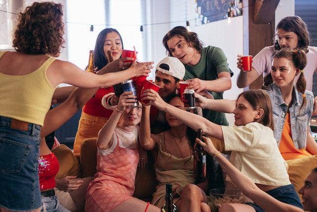 ilustrasi berinteraksi dengan banyak orang (pexels.com/cottonbro Studio)