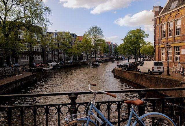 ilustrasi suasana kota Amsterdam Netherland (pexels.com/Jimme Deknatel)