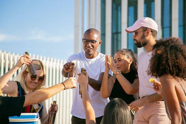 ilustrasi berinteraksi dengan banyak orang (pexels.com/Kampus Production)