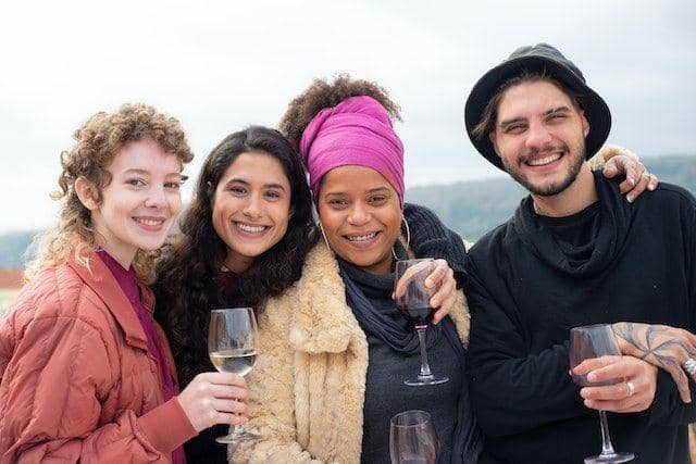 ilustrasi berinteraksi dengan banyak orang (pexels.com/Kampus Production)