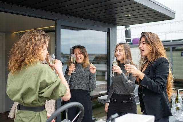 ilustrasi berinteraksi dengan banyak orang (pexels.com/Kampus Production)