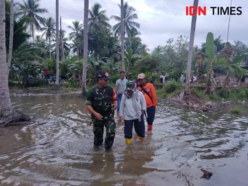 Banjir rob akibat suaca ekstrim di pesisir pantai Penajam (IDN Times/Ervan)