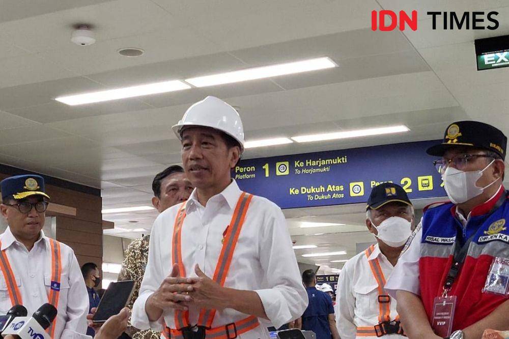 Presiden Joko Widodo meninjau Stasiun LRT TMII, Senin (26/12/2022). (IDN Times/Ridwan Aji Pitoko)