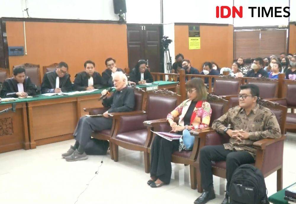 Guru Besar Filsafat Moral, Romo Magnis Suseno saat hadiri sidang kasus pembunuhan Brigadir Yoshua sebagai saksi ahli pada Senin (26/12/2022). (IDN Times/Irfan Fathurohman)