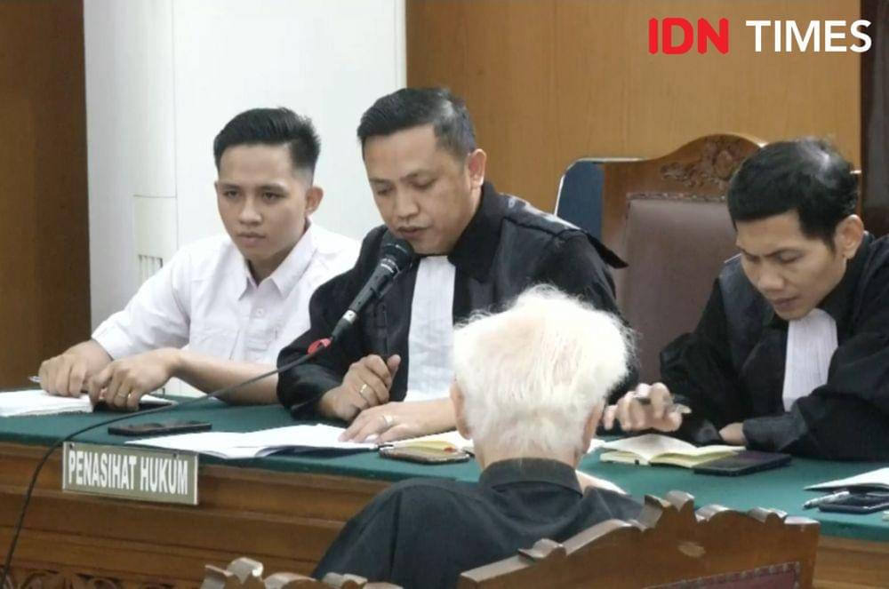 Sidang Bharada E menghadiri saksi ahli Guru Besar Filsafat Moral, Romo Magnis Suseno pada Senin (26/12/2022). (IDN Times/Irfan Fathurohman)