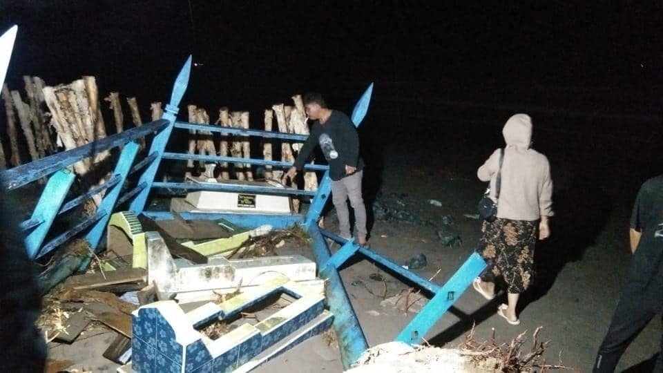 Diterjang Ombak, Puluhan Makam Tua di Kalsel Rusak Parah