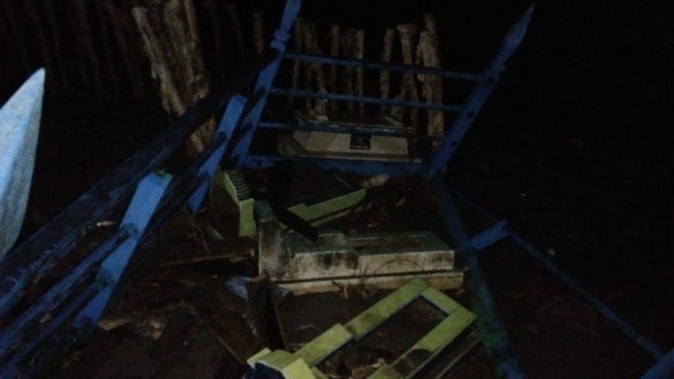Makam di Tanah Bumbu hancur akibat diterjang ombak (dok. istimewa)