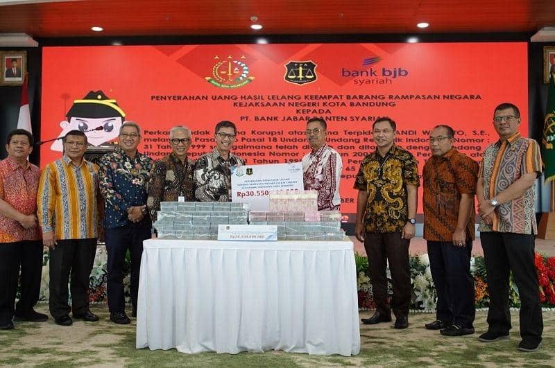 Kejati Jabar Serahkan Hasil Lelang Barang Rampasan ke Bank Bjb Syariah