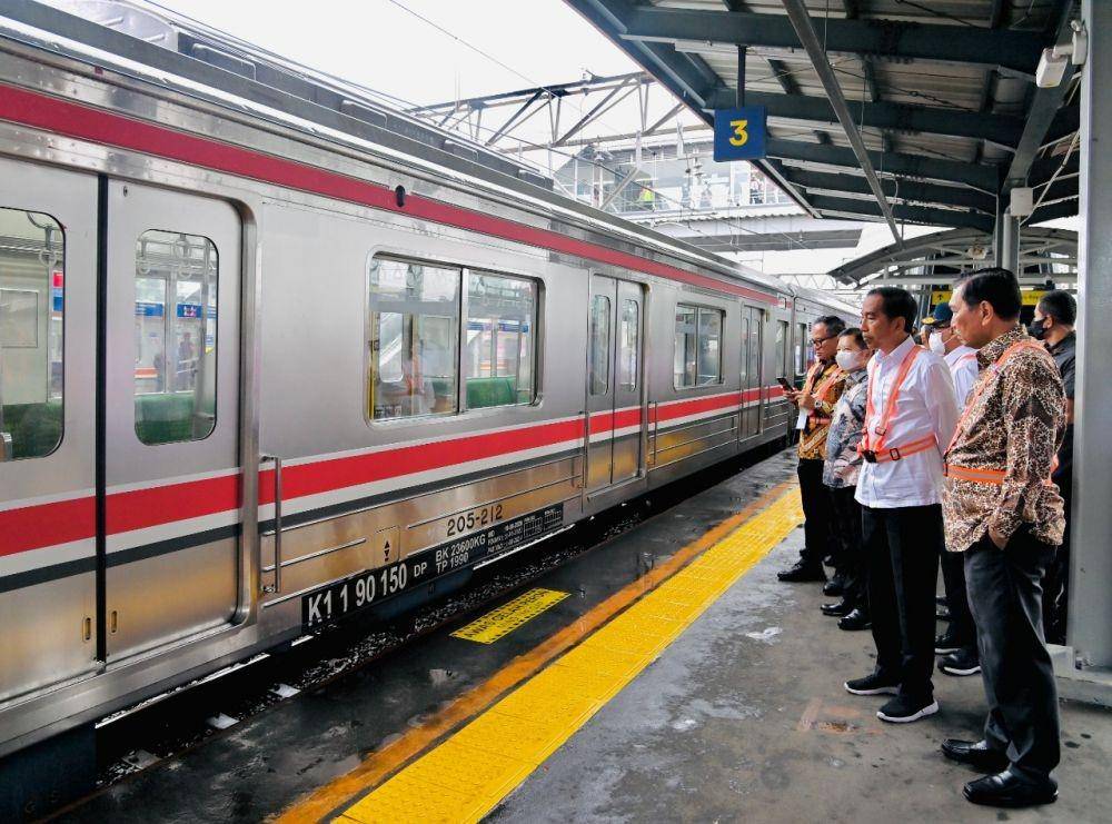 Presiden Jokowi ditemani Menko Marvest, Luhut Binsar Pandjaitan naik KRL dari Stasiun Tanah Abang ke Stasiun Manggarai (dok. Sekretariat Presiden)