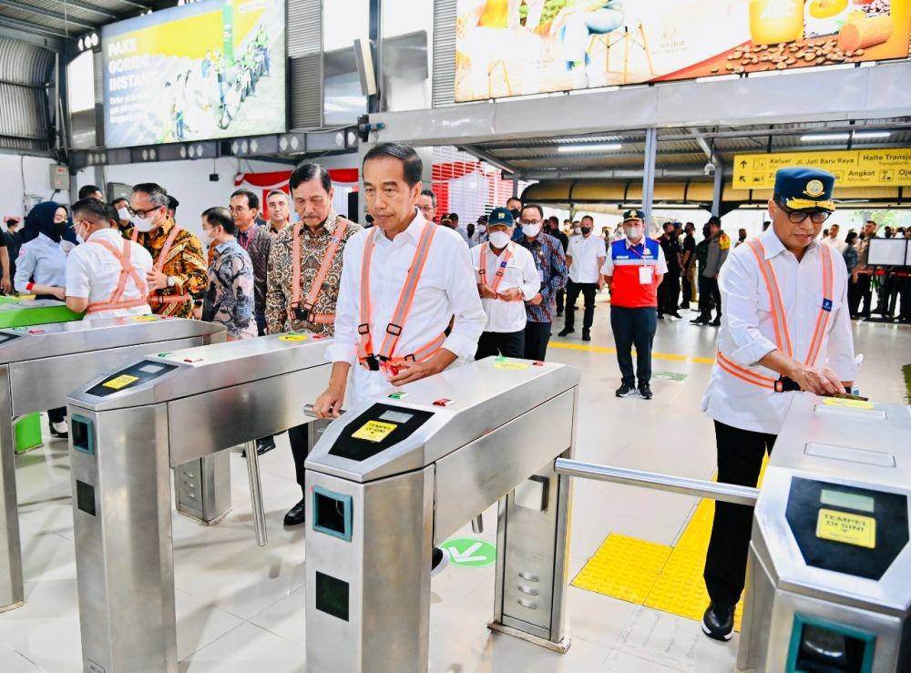Presiden Jokowi ditemani Menko Marvest, Luhut Binsar Pandjaitan naik KRL dari Stasiun Tanah Abang ke Stasiun Manggarai (dok. Sekretariat Presiden)
