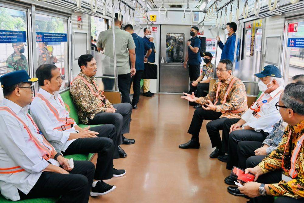 Presiden Jokowi ditemani Menko Marvest, Luhut Binsar Pandjaitan naik KRL dari Stasiun Tanah Abang ke Stasiun Manggarai (dok. Sekretariat Presiden)