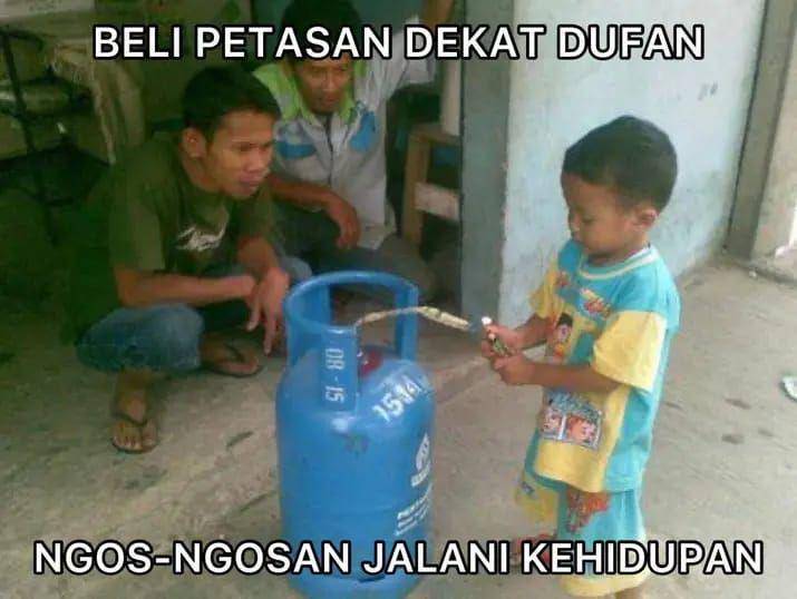 meme tentang petasan di tahun baru (facebook.com/Meme COC)