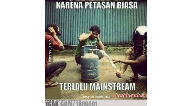 meme tentang petasan di tahun baru (1cak.com/1669491)