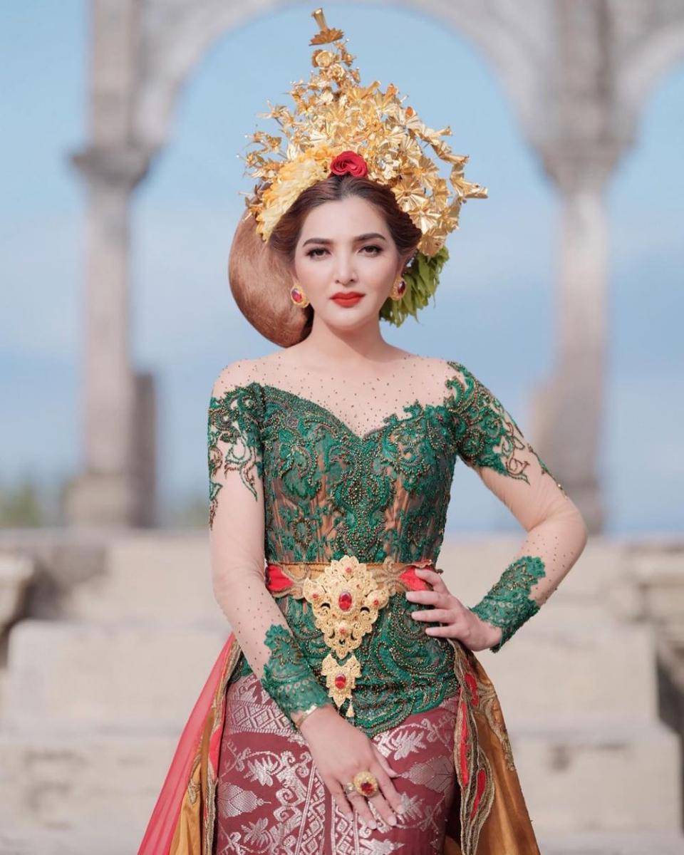 Gaya Artis Berkebaya Hijau (instagram.com/ashanty_ash)