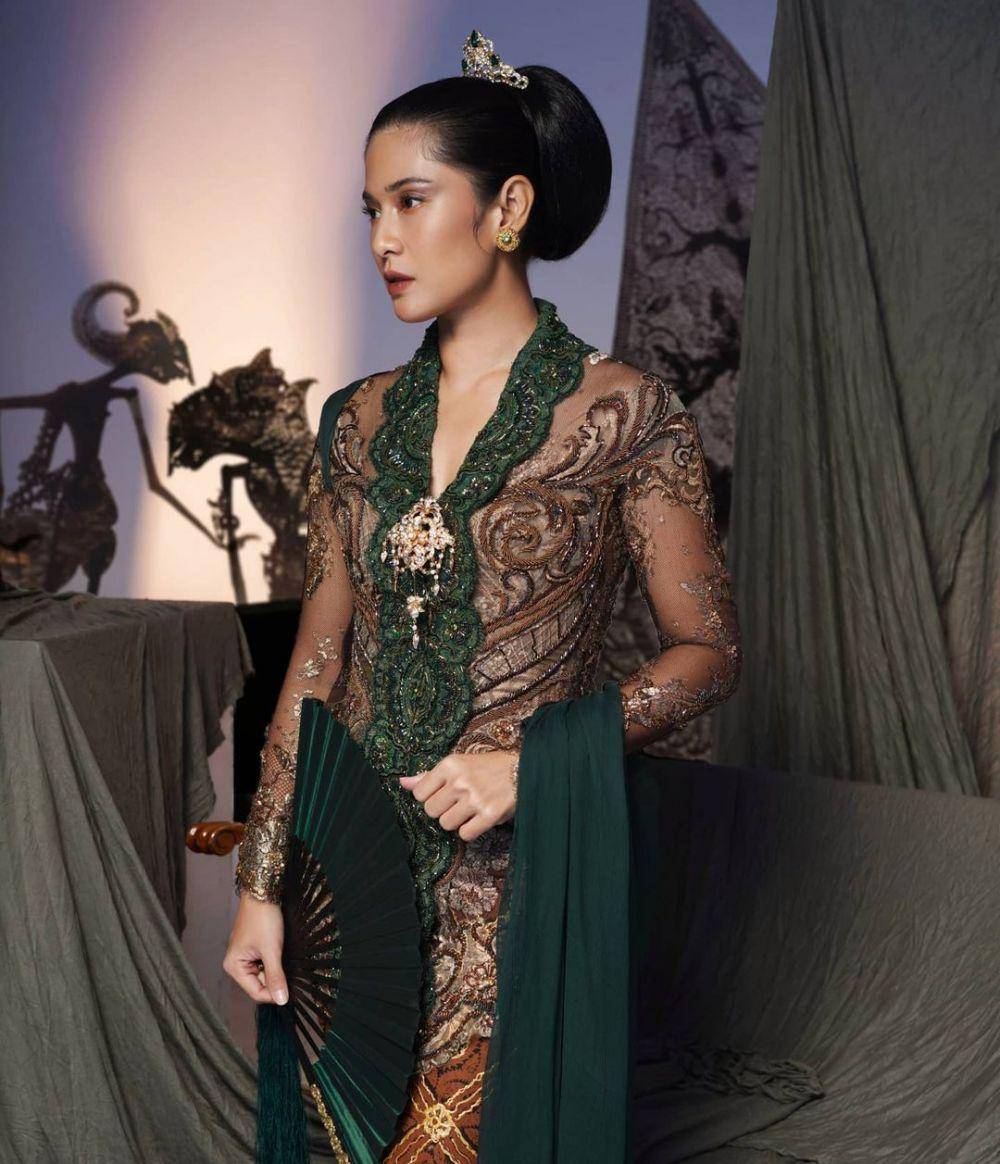 Gaya Artis Berkebaya Hijau (instagram.com/therealdisastr)