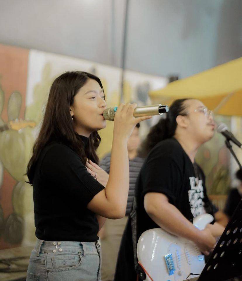 potret Gabrielle manggung di kafe (instagram.com/gabriellehappyy)