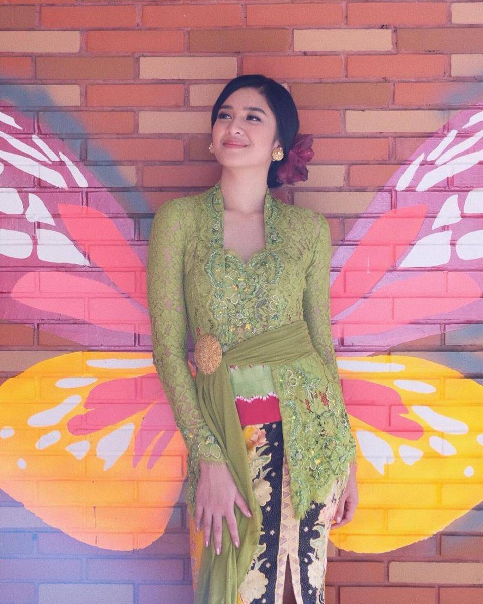 Gaya Artis Berkebaya Hijau (instagram.com/miktambayong)