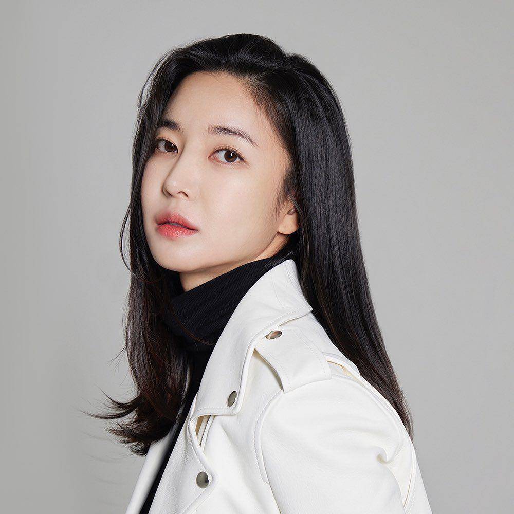 Kim Yun Jee (instagram.com/sublime__official)