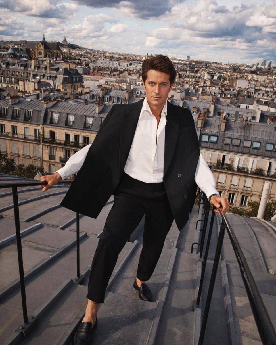 potret Lucas Bravo (instagram.com/emilyinparis)