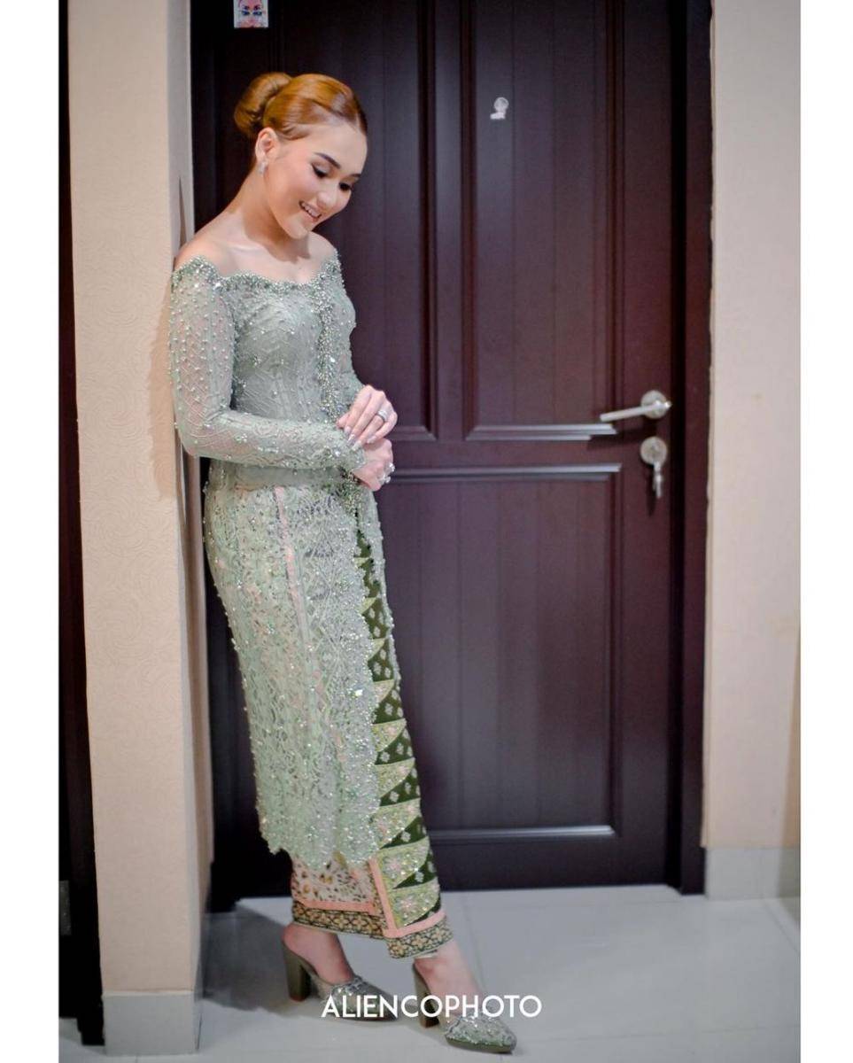 Gaya Artis Berkebaya Hijau (instagram.com/ayutingting92)